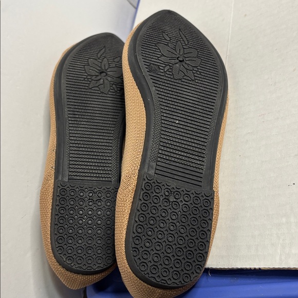 Tahari Tan Flats with Black Bow Accent NWOB Size 8.5 - Picture 6 of 7